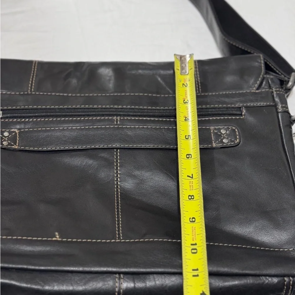 JACK GEORGES Sleek Black Leather Messenger Bag